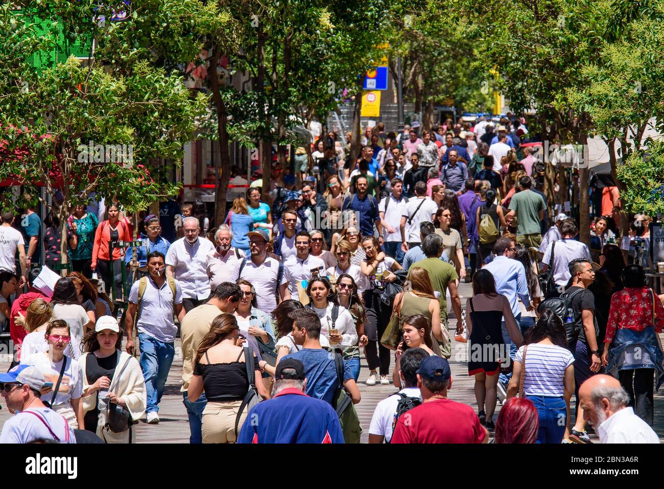 Folla di persone per strada a Madrid, Spagna Foto Stock