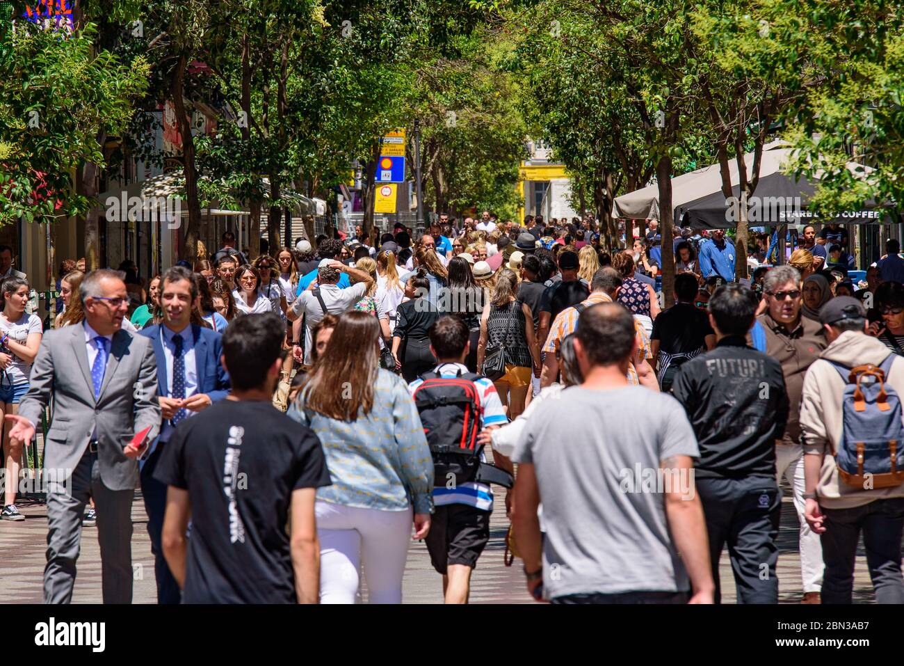 Folla di persone per strada a Madrid, Spagna Foto Stock