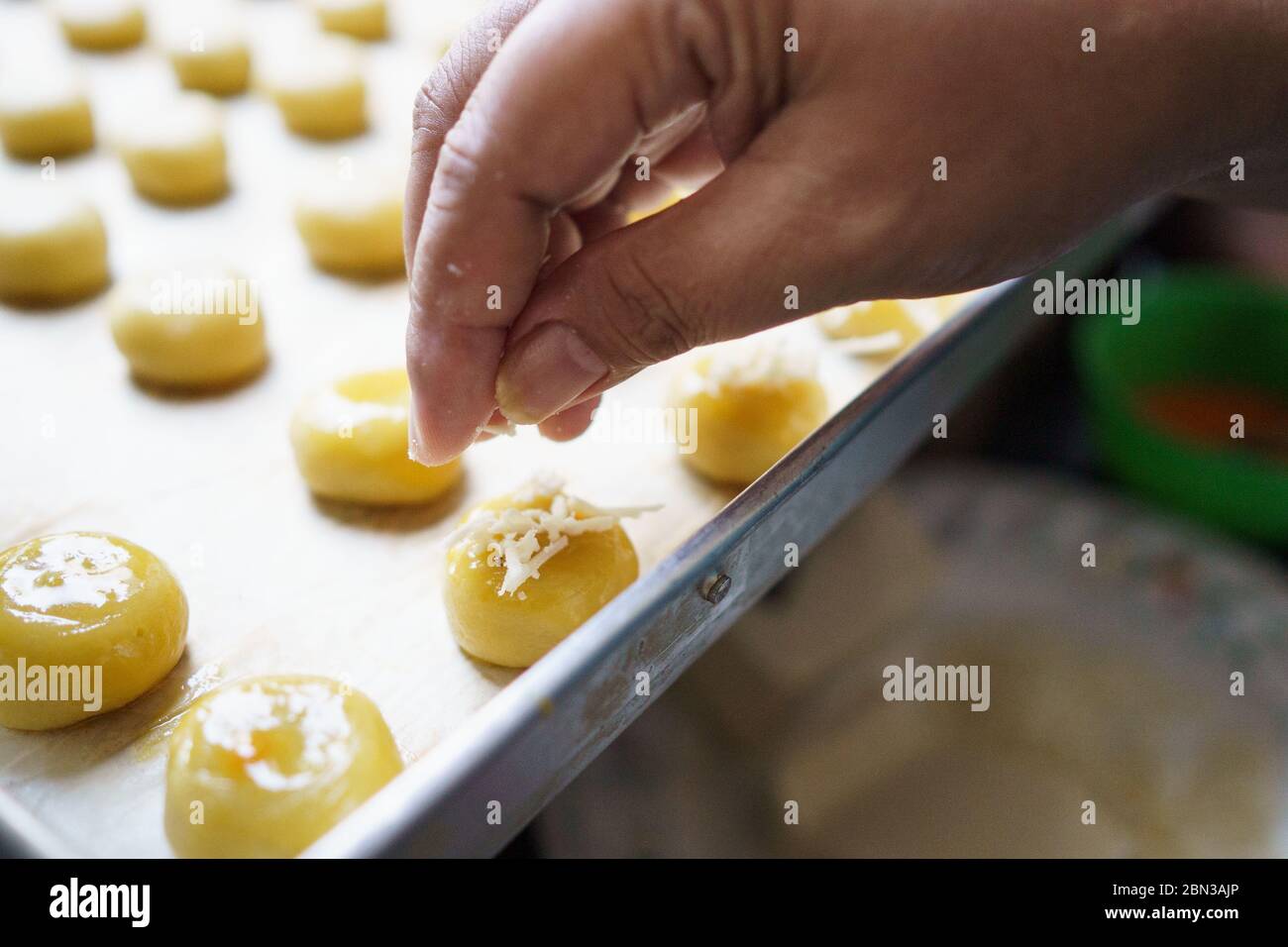 versare un po' di formaggio sulla torta di ananas nastar per la crostata Foto Stock