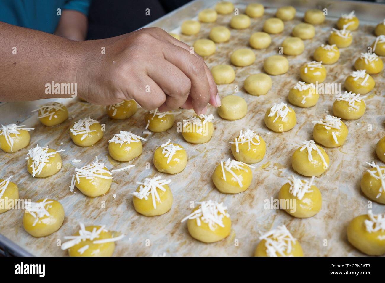 versare un po' di formaggio sulla torta di ananas nastar per la crostata Foto Stock