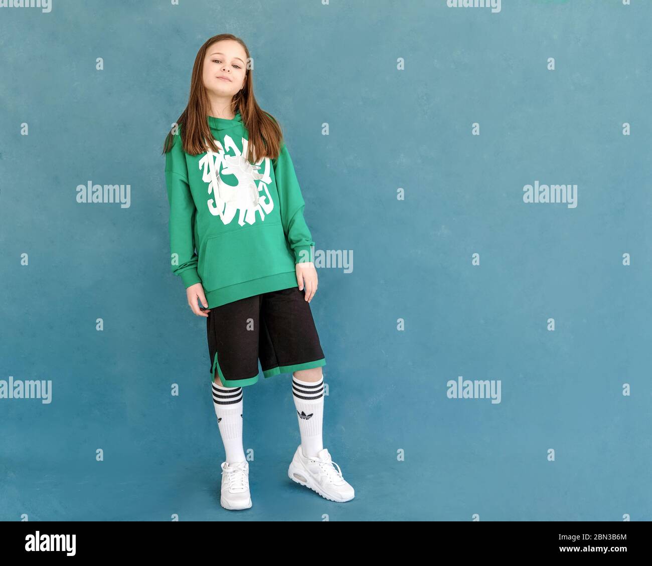 ragazza adolescente in hip-hop dancewear. Il concetto di libertà e creatività. Foto Stock