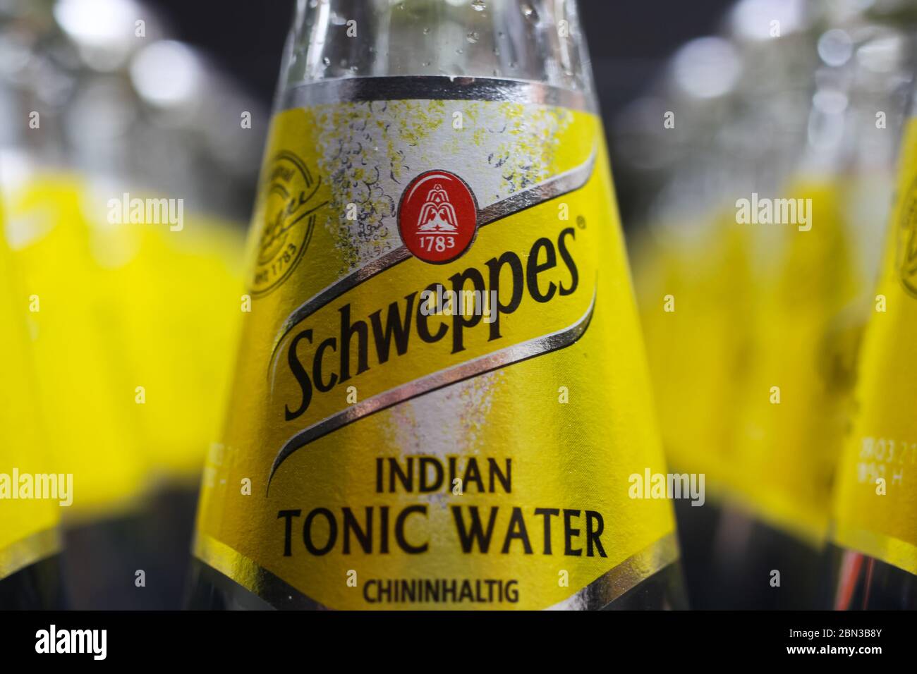 Viersen, Germania - Maggio 9. 2020: Primo piano della bottiglia gialla di acqua tonica Schweppes indiana in contenitore (attenzione selettiva al centro) Foto Stock