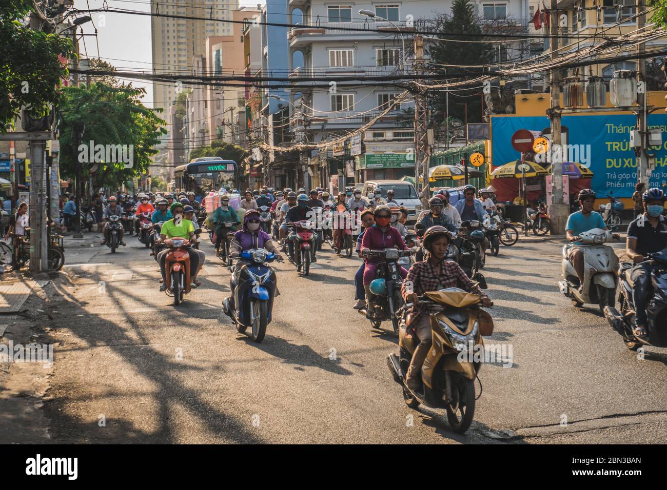 Traffico di punta occupato in Vietnam. Ho Chi Minh, Vietnam - 19 marzo 2020 Foto Stock