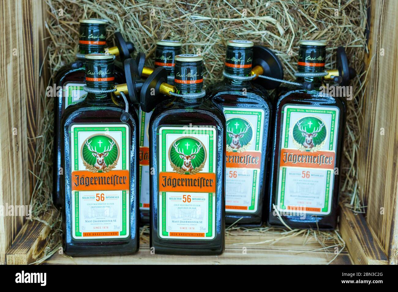 Tyumen, Russia-04 maggio 2020: Jagermeister è un forte alcolico. Jagermeister con 56 erbe e spezie. Vendita di bevande alcoliche in un supermar Foto Stock