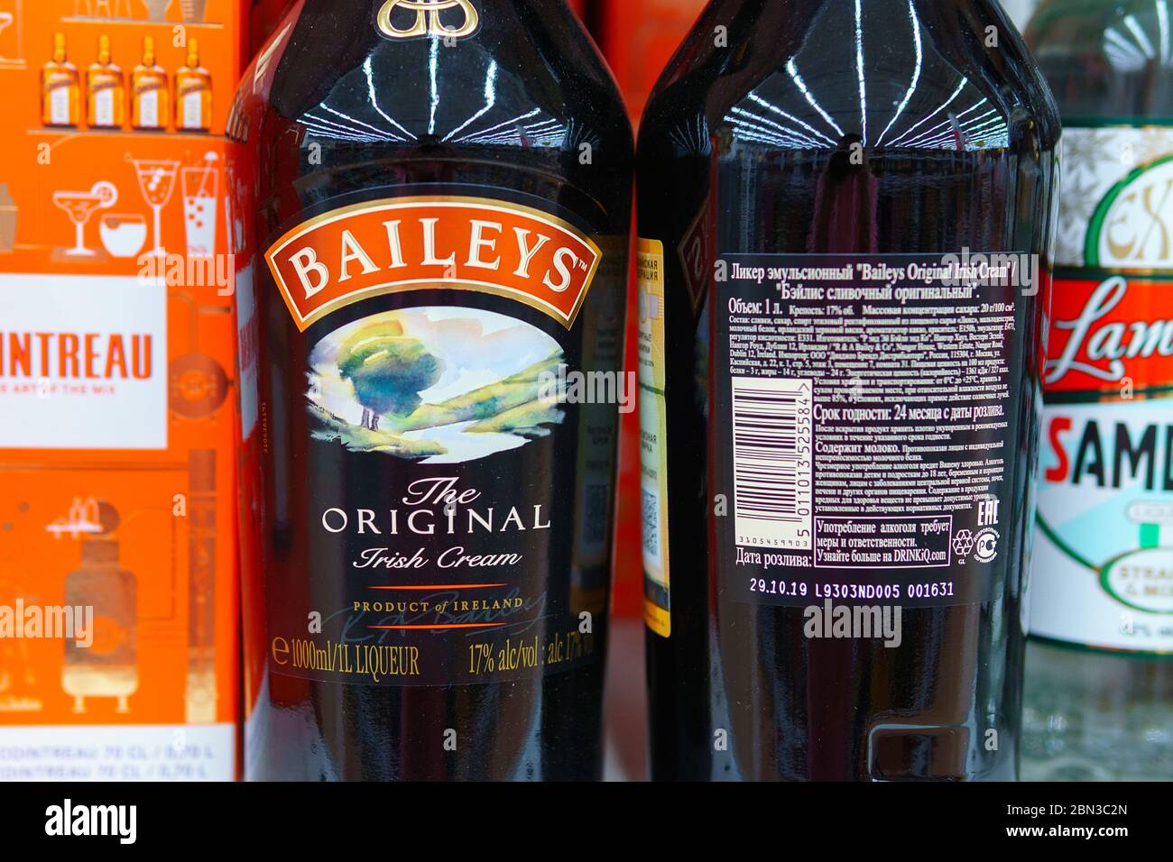 Tyumen, Russia-04 maggio 2020: Baileys Irish Cream Whisky sullo scaffale del negozio. Si tratta di un liquore a base di crema, prodotto da Gilbeys d'Irlanda. Foto Stock