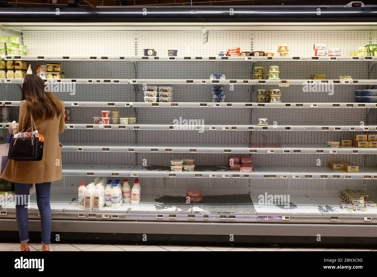 Supermercato vuoto durante la pandemia coronavirus covid-19 Foto Stock