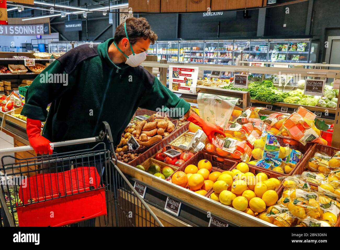 Supermercato a eure, francia durante l'epidemia di coronavirus del 2020 Foto Stock
