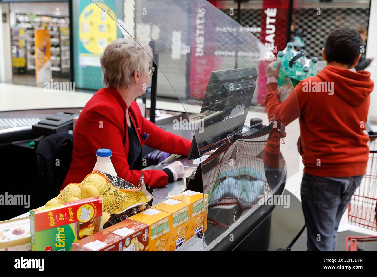 Supermercato a bernay, eure, francia durante l'epidemia di covid-19 Foto Stock