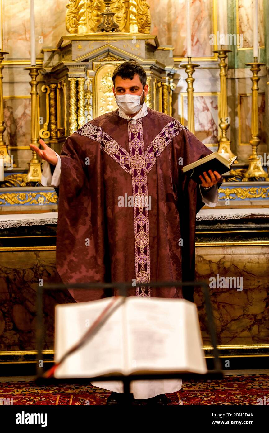 Messa cattolica a montford sur risle (eure) durante l'epidemia di covid-19 Foto Stock