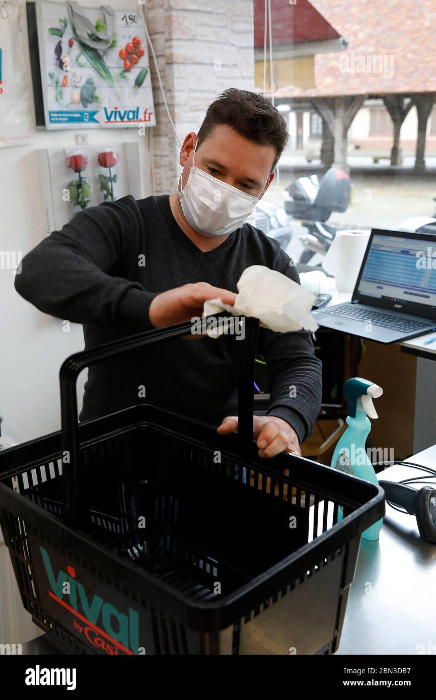 Drogheria disinfezione cesti di shopping a eure, francia durante l'epidemia di covid-19 Foto Stock