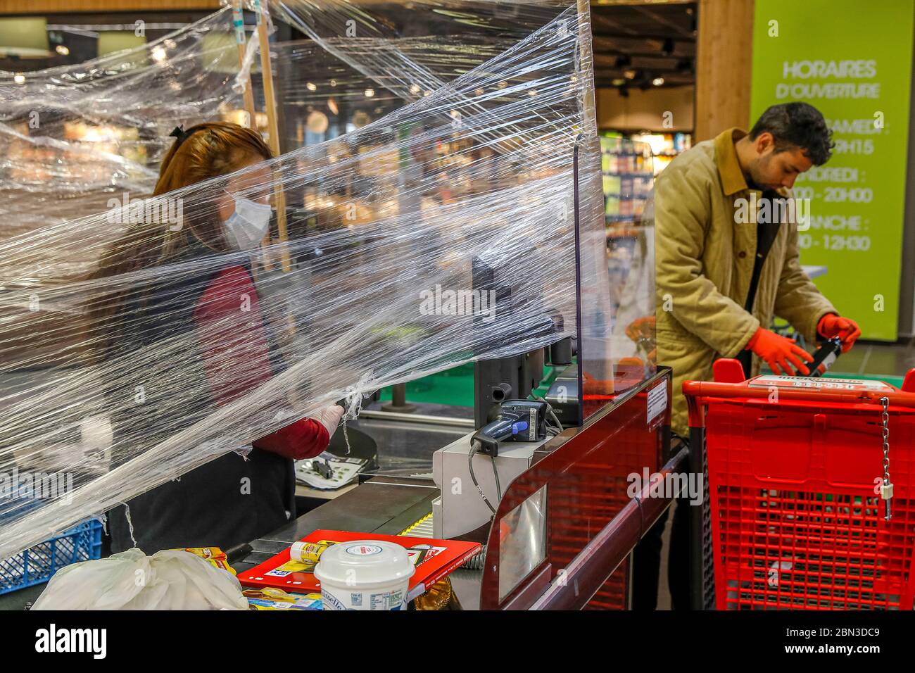 Cassa del supermercato durante l'epidemia di coronavirus a eure, francia Foto Stock
