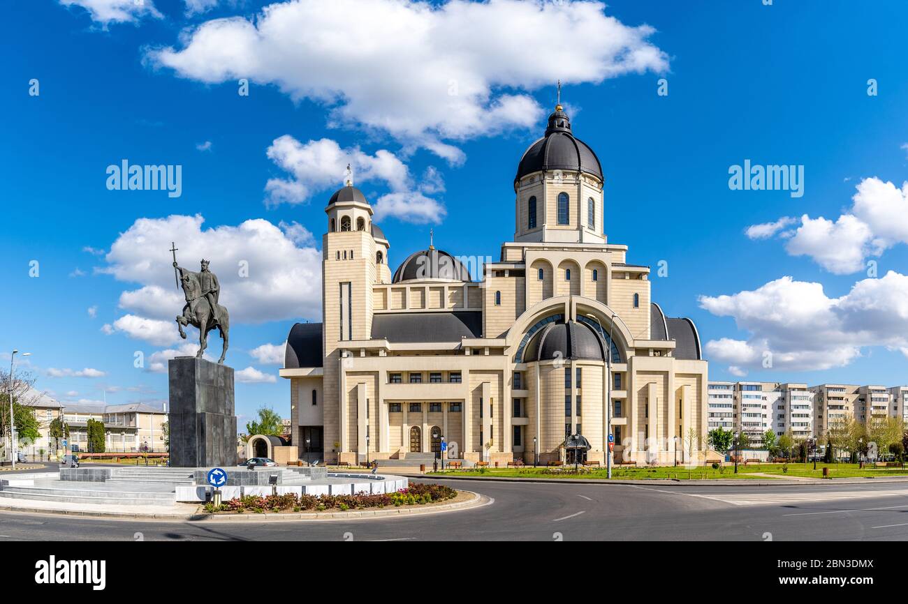 La statua di Stefan Cel Mare e la Cattedrale nel centro della città di Bacau, punto di riferimento Moldavia, Romania Foto Stock