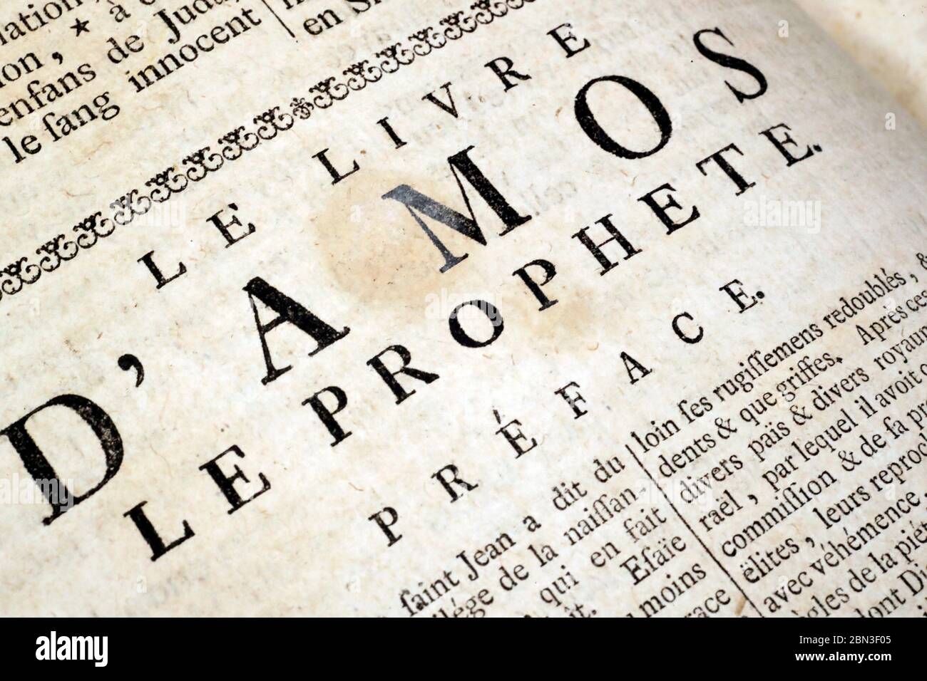 Vecchia Bibbia in francese. 18 ° secolo. Antico Testamento. Il Libro di Amos. Francia. Foto Stock