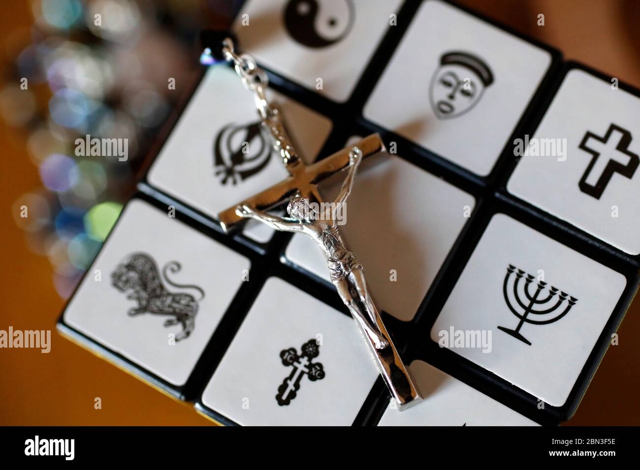 Crocifisso sul cubo di Rubik con simboli religiosi. Concetto di dialogo interreligioso e interreligioso. Foto Stock