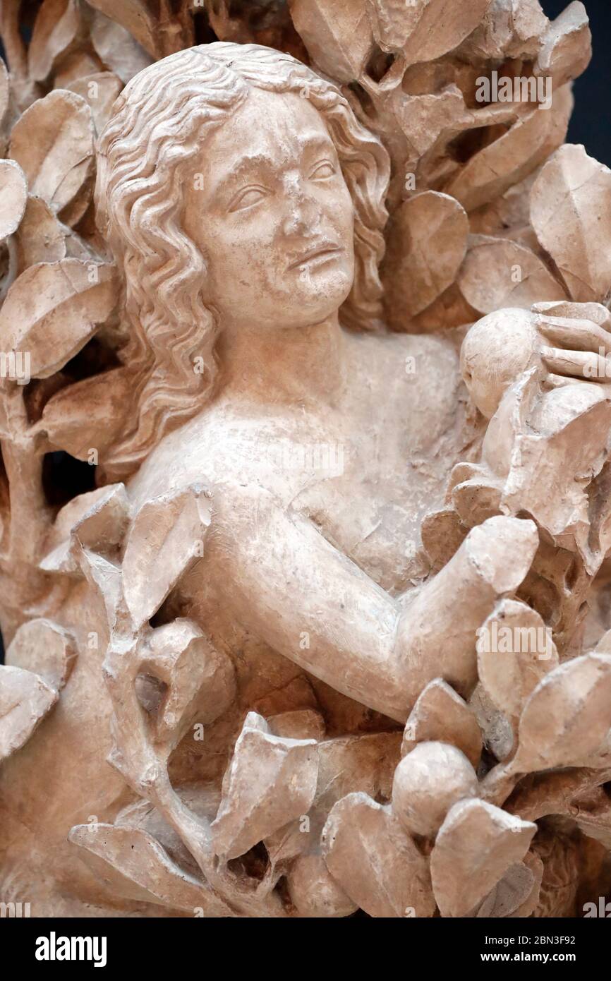 Il museo dei monumenti francesi. Rouen cattedrale. Eva e l'albero della conoscenza del bene e del male. Francia. Foto Stock