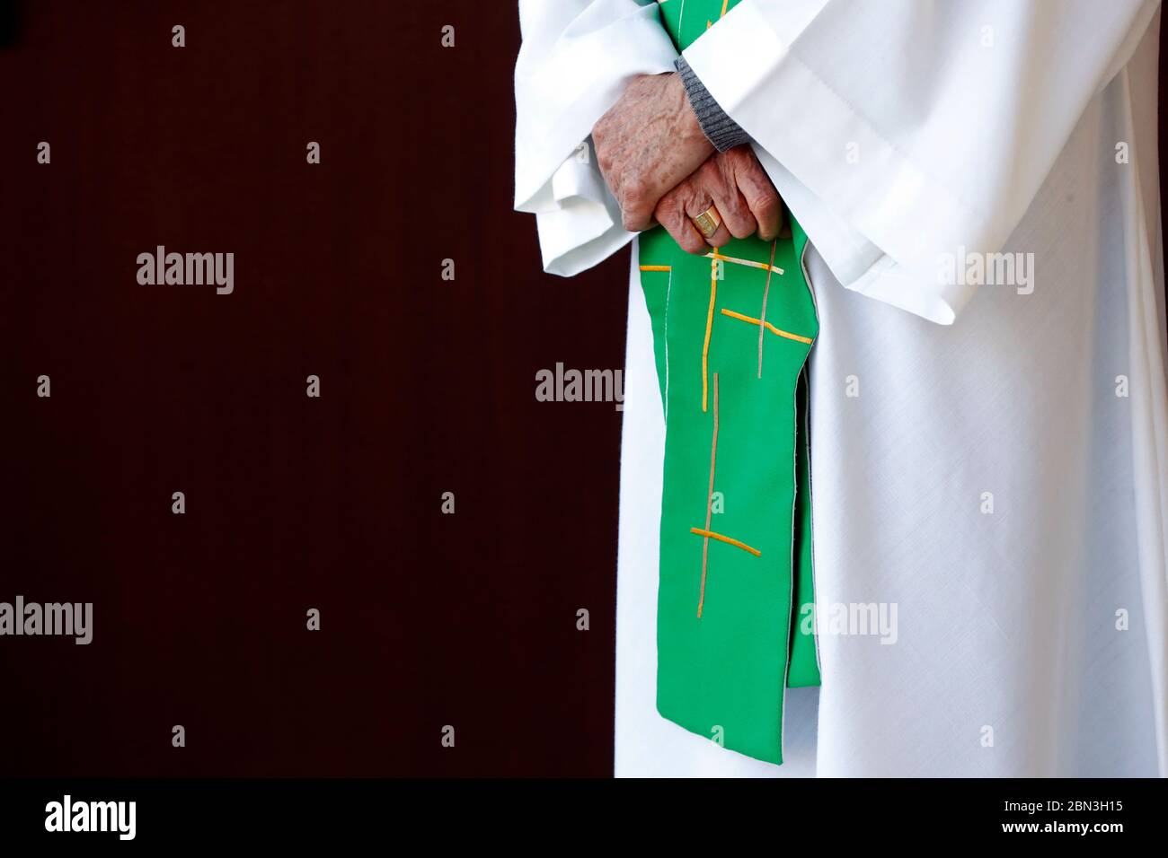 Un sacerdote cattolico. La Francia. Foto Stock