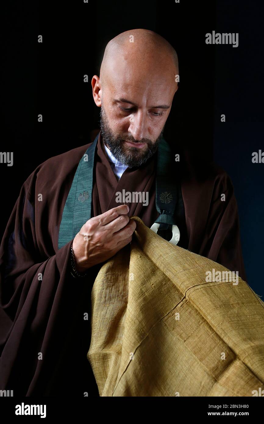 Zen monk cucito tradizionale indumento a Villejuif, Francia. Foto Stock