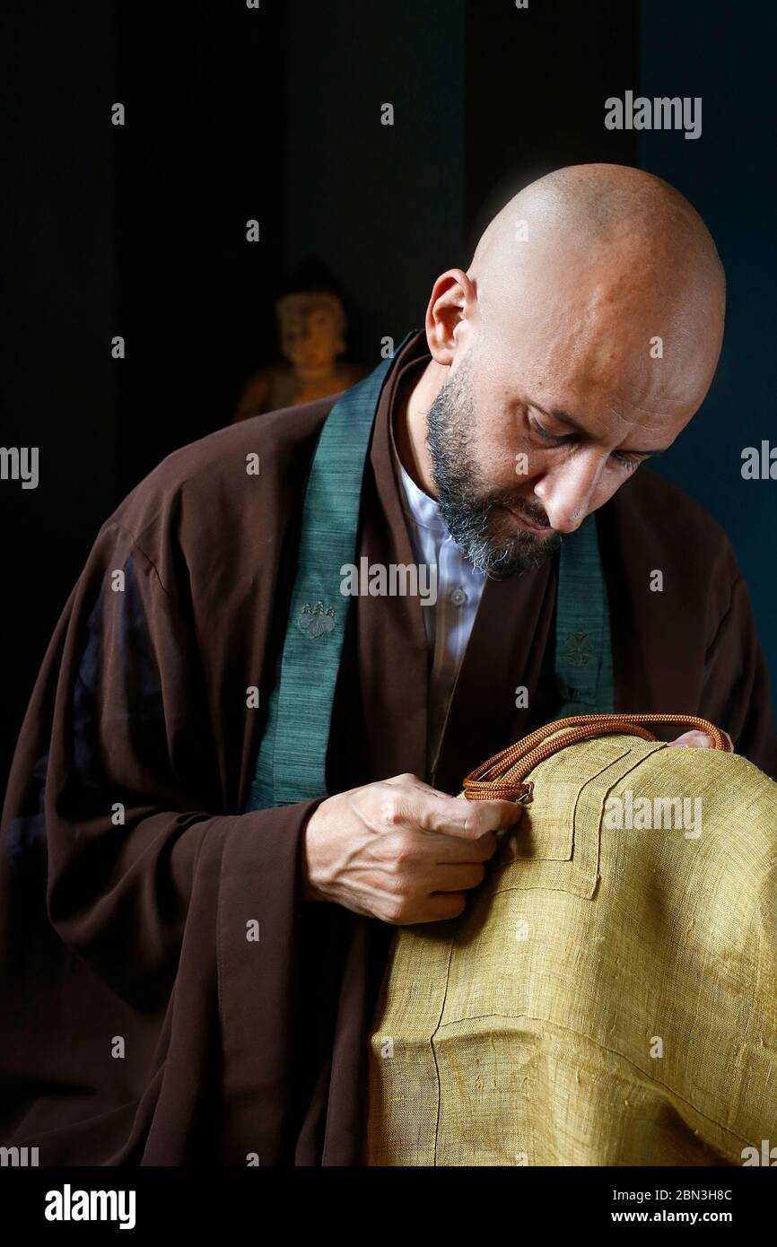 Zen monk cucito tradizionale indumento a Villejuif, Francia. Foto Stock