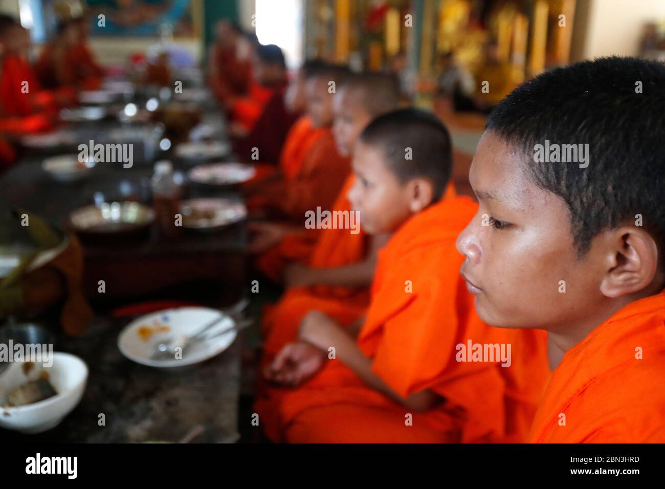 Giovani monaci a pranzo in un tempio buddista. KEP. Cambogia. Foto Stock