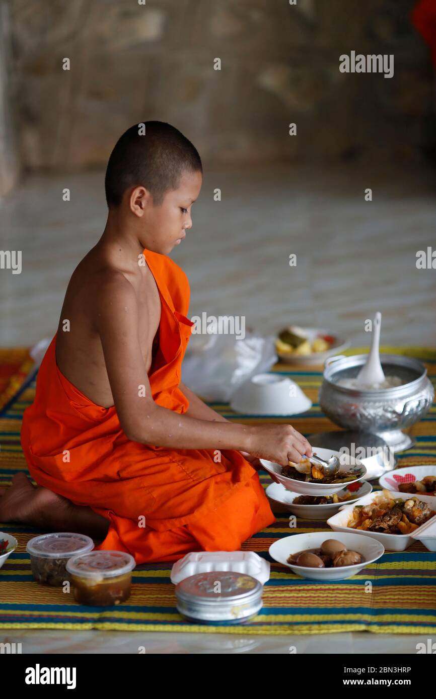 Young mons a pranzo in un tempio buddista. KEP. Cambogia. Foto Stock