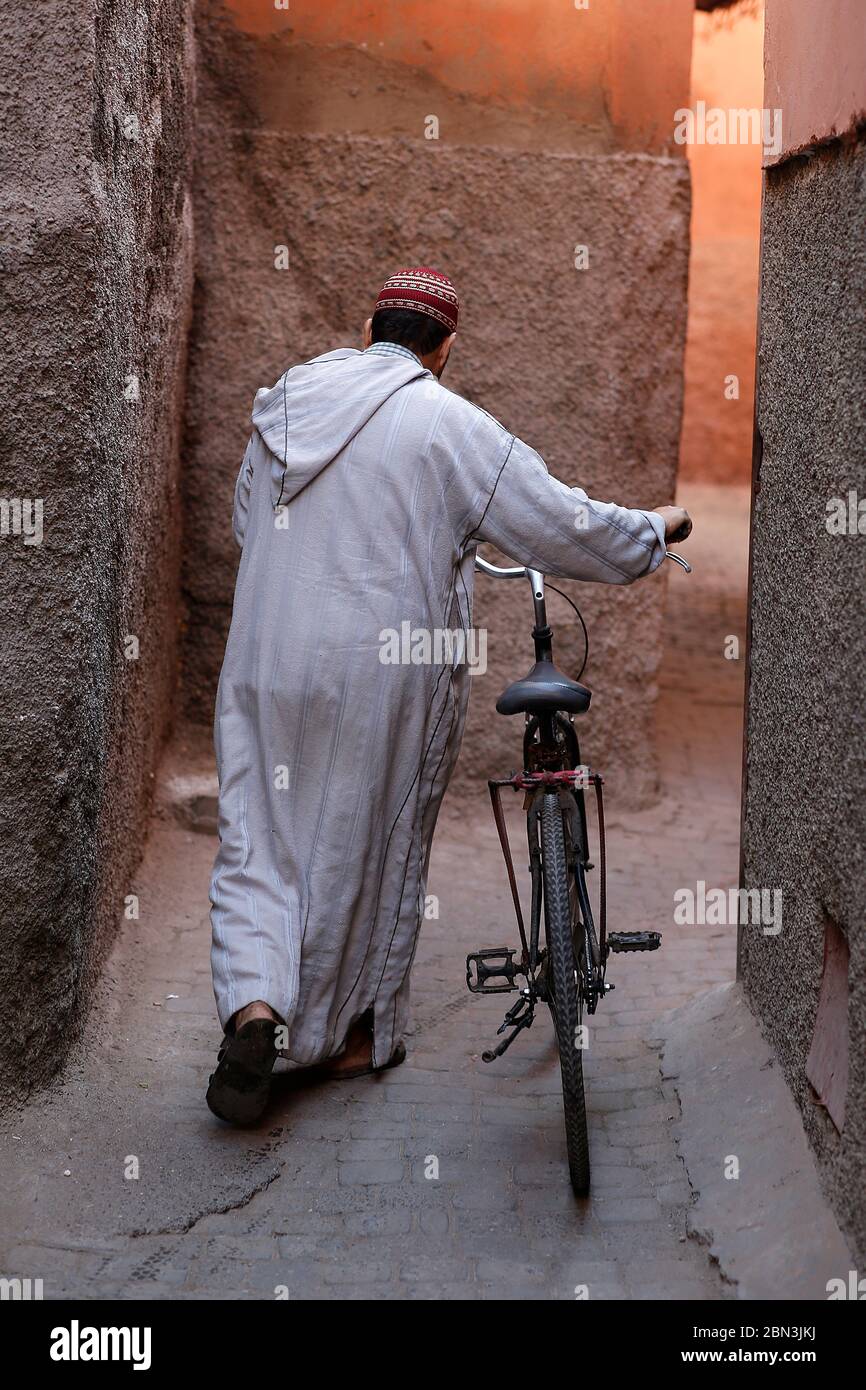 Uomo in bicicletta a Marrakech medina (città vecchia), Marocco. Foto Stock
