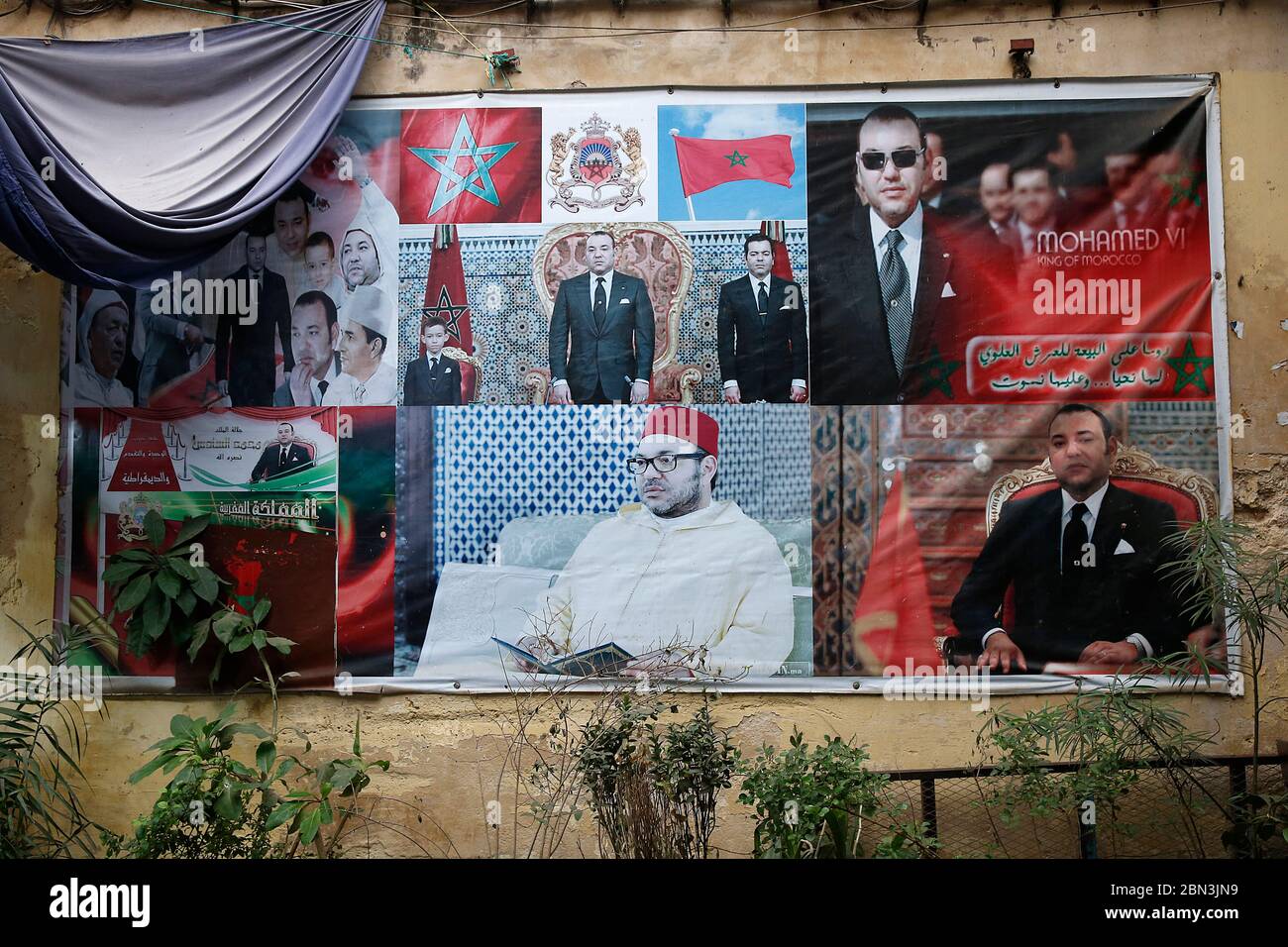 Propaganda politica con immagini di re Mohammed VI a Fes, Marocco Foto Stock