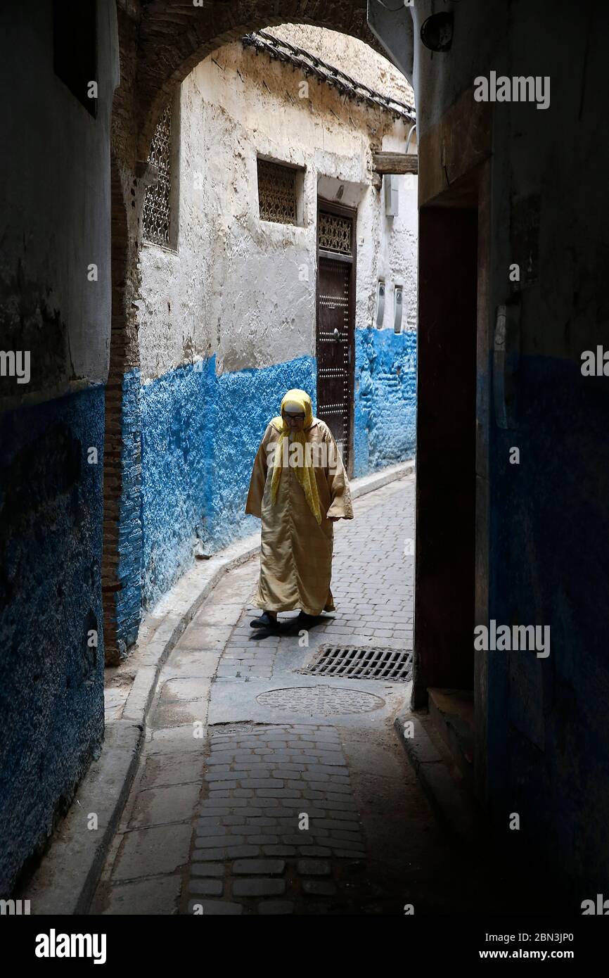 Donna che cammina a Fes medina (città vecchia), Marocco. Foto Stock