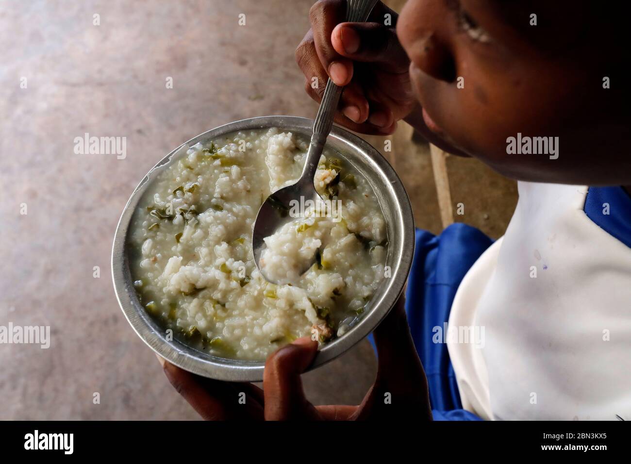 Distribuzione gratuita di cibo per bambini di strada. Antananarivo. Madagascar. Foto Stock