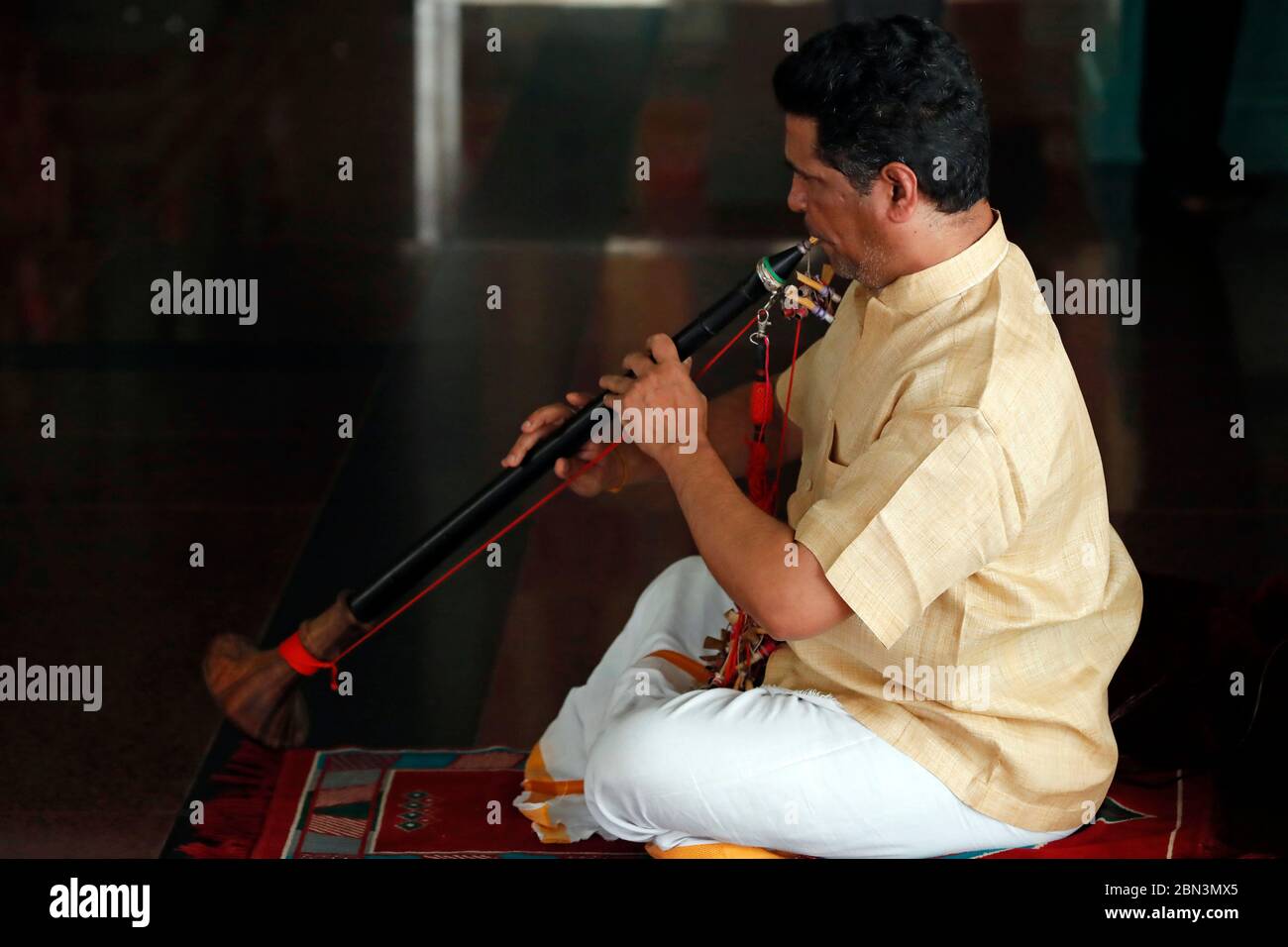 Tempio indù di Sri Mahamariamman. Musicista che suona un Nadaswaram, uno strumento indiano tradizionale del vento. Kuala Lumpur. Malesia. Foto Stock