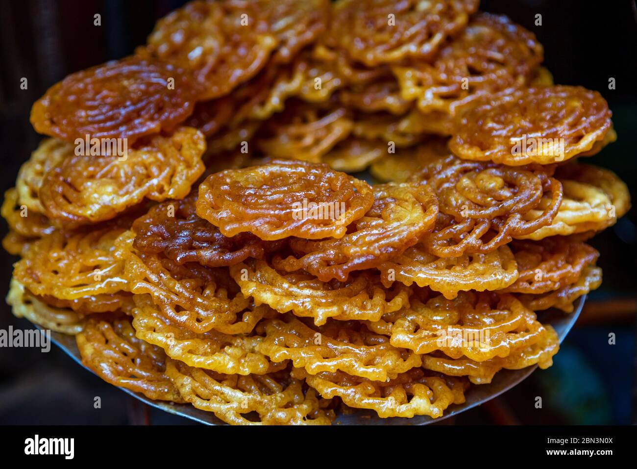 Jalebi fresco. Molto popolare indiano dolce piatto. Dessert indiano, Jeri Foto Stock