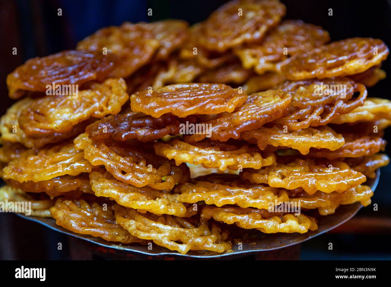 Jalebi fresco. Molto popolare indiano dolce piatto. Dessert indiano, Jeri Foto Stock