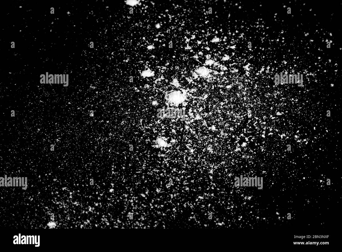 Polvere bianca sconosciuta isolata su sfondo nero Foto Stock