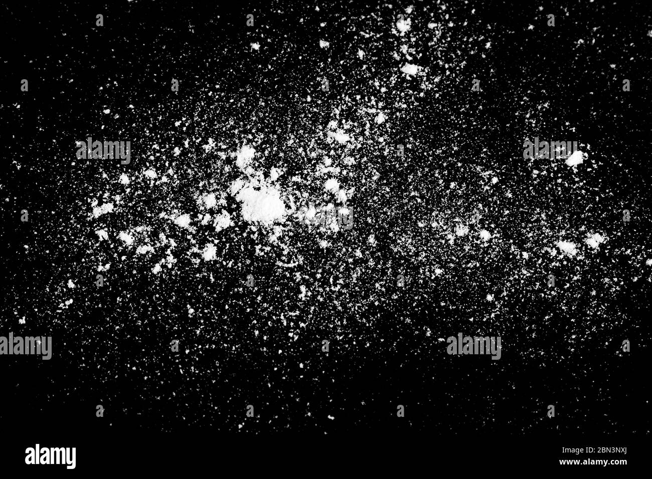 Polvere bianca sconosciuta isolata su sfondo nero Foto Stock