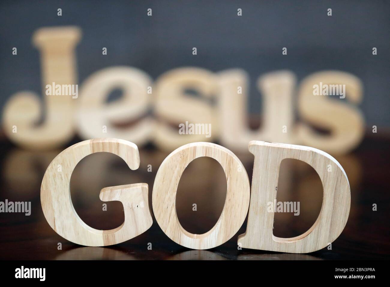Lettere di legno che formano LE parole GESÙ e DIO. Simbolo cristiano. Foto Stock