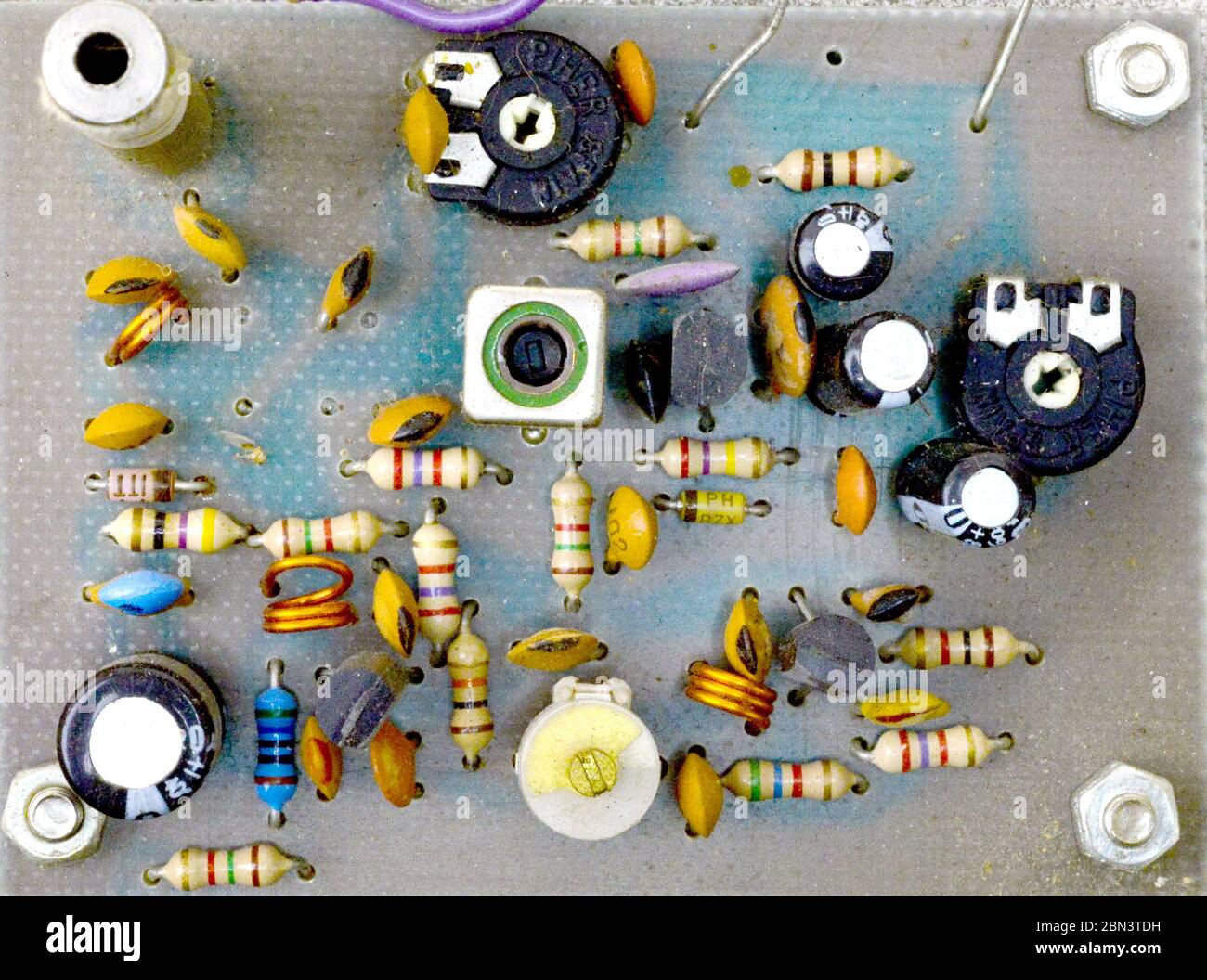 Background di elettronica d'epoca con resistenze, condensatori, diodi e altri componenti Foto Stock