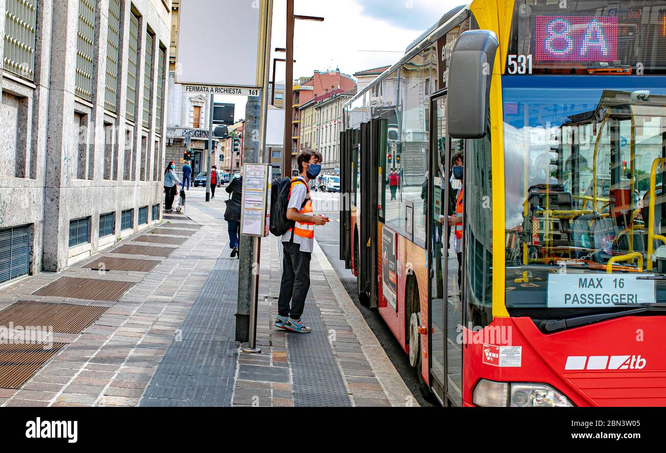 Bergamo Coronavirus - BergamoXBergamo volontari alle principali fermate dell'ATB, per facilitare il corretto accesso ai trasporti pubblici della città, informando i passeggeri sulle norme di salute pubblica e sul corretto comportamento dei viaggi (Foto © Sergio Agazzi/Fotogramma, Bergamo - 2020-05-12) la foto e' utilizzabile nel rispetto del contenuto in cui e' stata vista, e senza intenzione diffamatorio del decoro delle persone rappresente Foto Stock