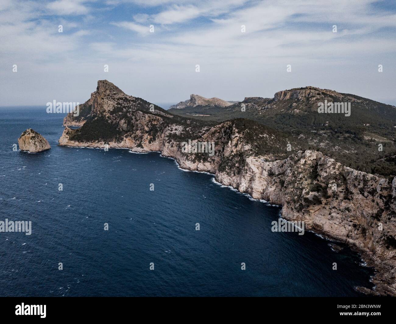 Punto panoramico di Cap Formentor, vista areale al Mirador es Colomer che sovrastano la Penisola di Formentor. Costa Ovest, Maiorca. Faro, avventura. Foto Stock