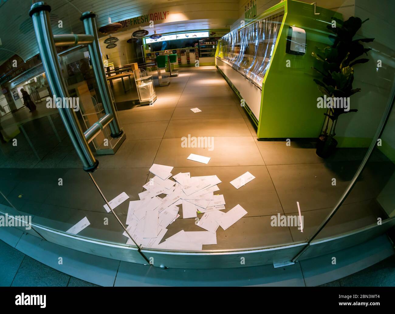 Mail si raccoglie in un ristorante chiuso in Pennsylvania Station a New York il giovedì 30 aprile 2020. (© Richard B. Levine) Foto Stock