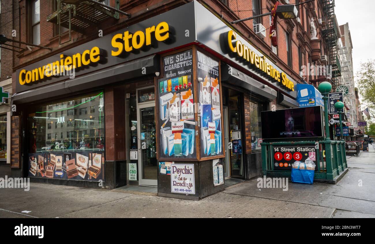 Minimarket a Greenwich Village a New York il venerdì 1 maggio 2020. (© Richard B. Levine) Foto Stock
