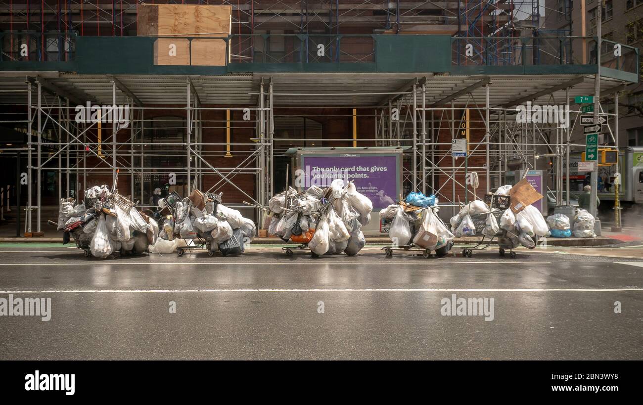 Un treno di beni senza dimora nel quartiere Chelsea di New York Venerdì 1 maggio 2020. (© Richard B. Levine) Foto Stock