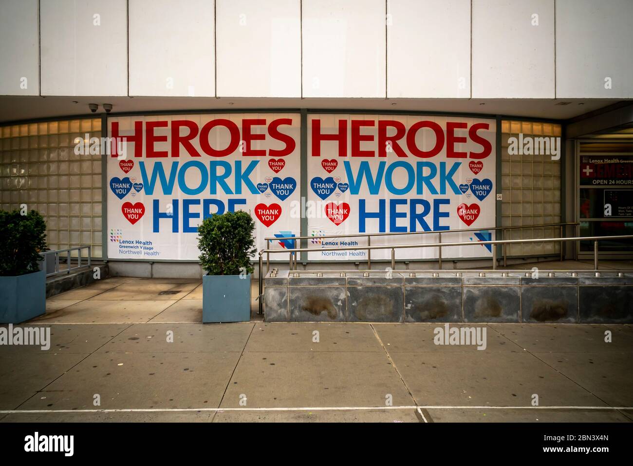 Segnaletica ringraziare gli operatori sanitari adorna l'ingresso alla stazione di assistenza urgente Lenox Hill Northwell situata nell'ex edificio o'Toole dei centri medici cattolici di St. Vincents, chiusi, nel Greenwich Village di New York, venerdì 1 maggio 2020. (© Richard B. Levine) Foto Stock