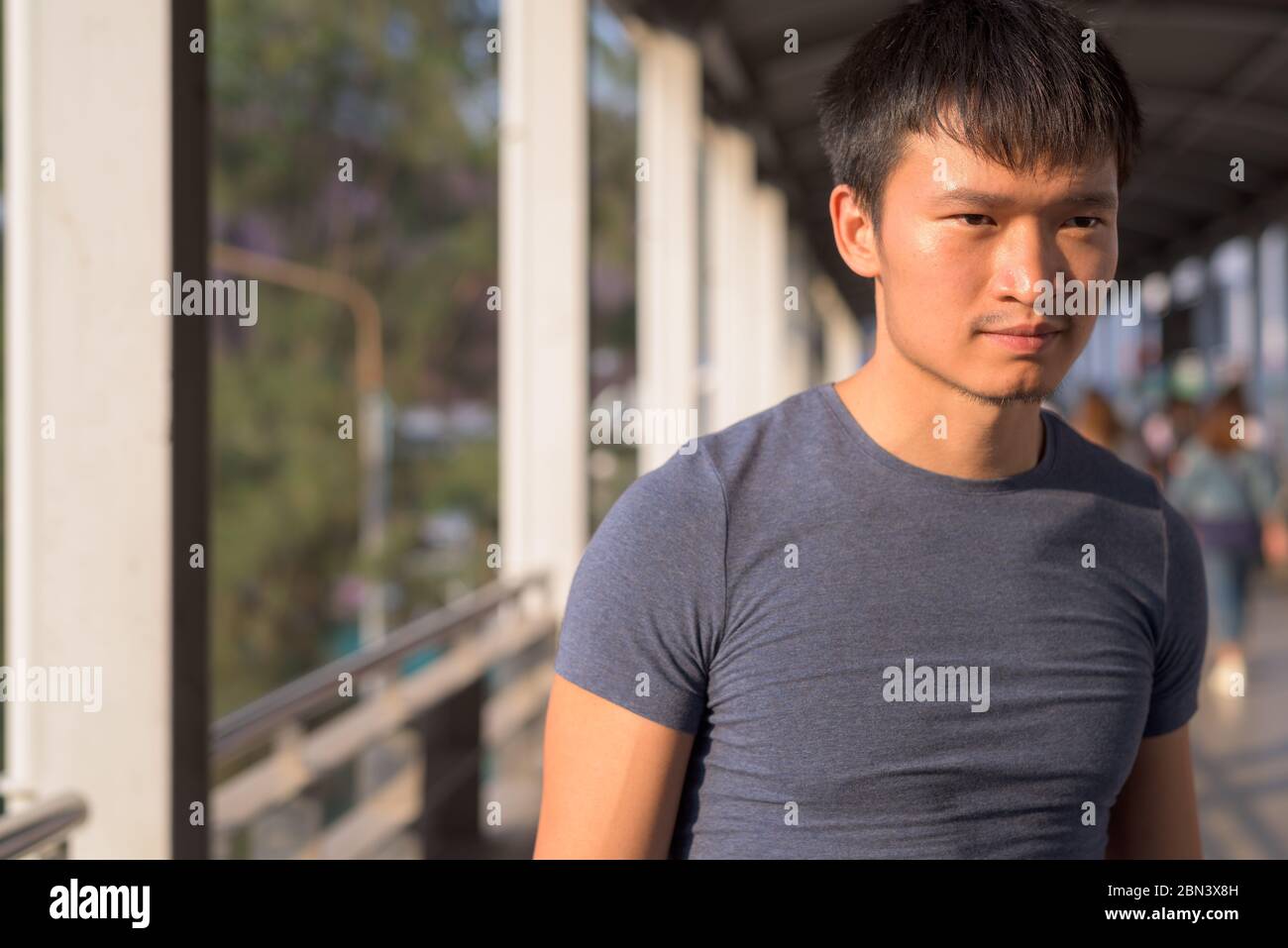 Ritratto di giovane asiatico che esplora la città Foto Stock
