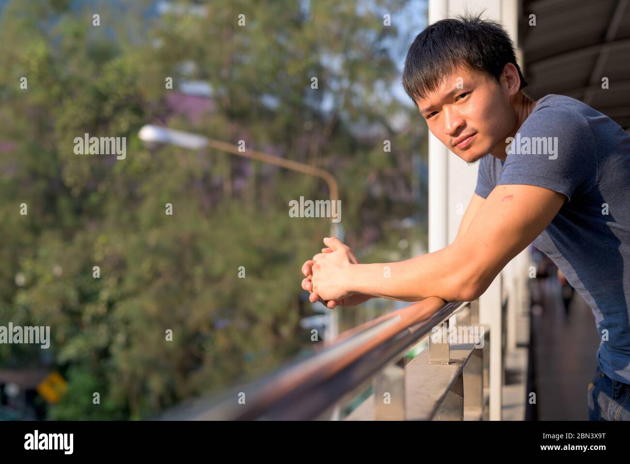 Ritratto di giovane asiatico che esplora la città Foto Stock