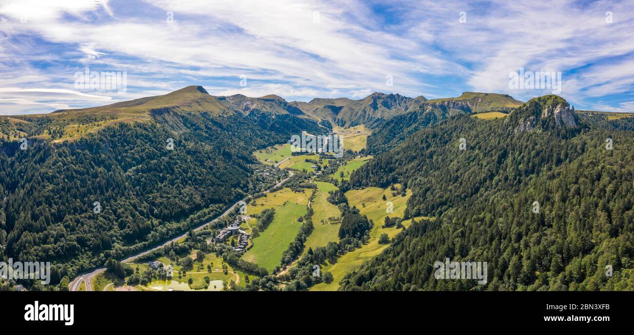 Francia, Puy de Dome, Parco Naturale Regionale Volcans d’Auvergne, Mont Dore, vista sui Monts Dore e Massif du Sancy (vista aerea) // Francia, Puy-de-D. Foto Stock