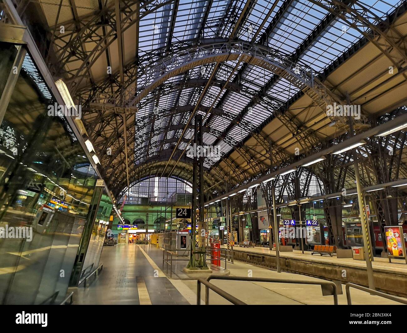 All'interno della stazione ferroviaria di Francoforte, Germania, architettura con grande sala in metallo, fermata del treno alla piattaforma e vari distributori automatici nella Foto Stock