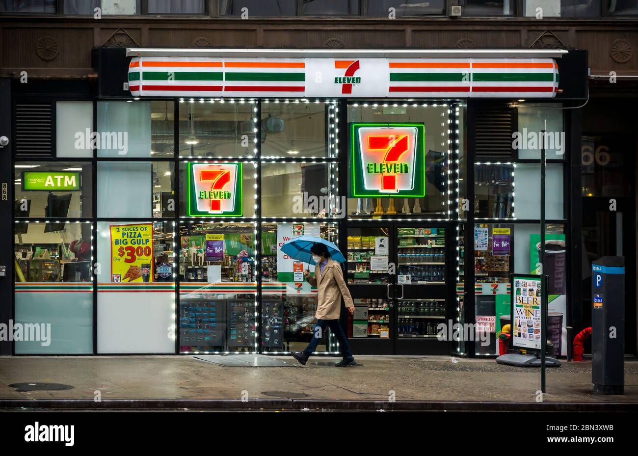 Un minimarket 7-Eleven, un'attività essenziale, a New York venerdì 8 maggio 2020 durante il blocco COVID-19. (© Richard B. Levine) Foto Stock