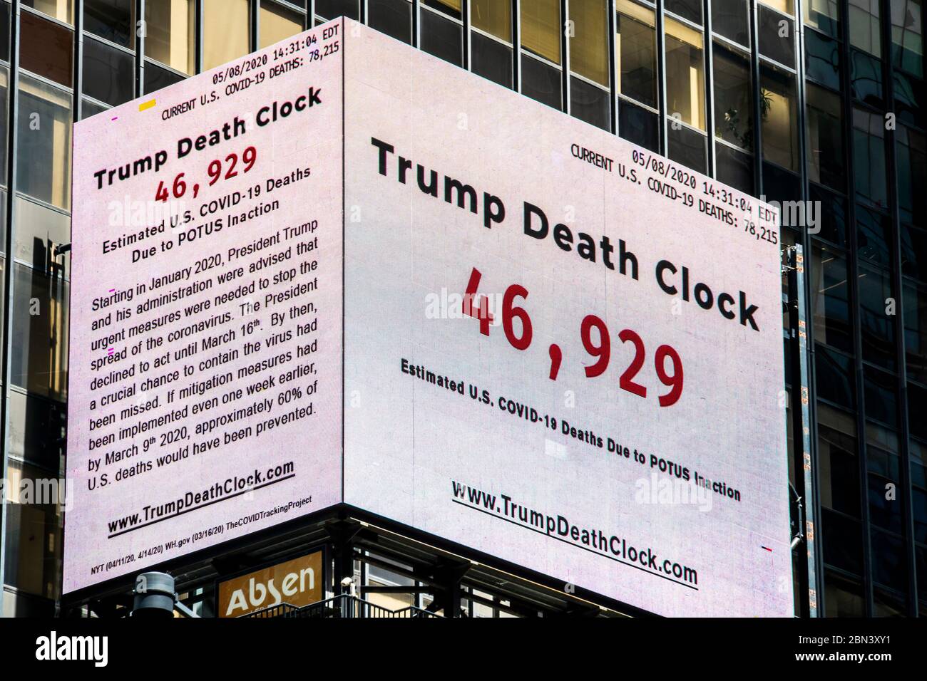 Il tabellone "Trump Death Clock" si trova a Times Square a New York sabato 9 maggio 2020. L'orologio, originato dal regista Eugene Jarecki, mostra la stima della quantità di morti negli Stati Uniti a causa della 19 risposta ritardata del presidente Trump e di altri membri del suo staff. (© Richard B. Levine) Foto Stock