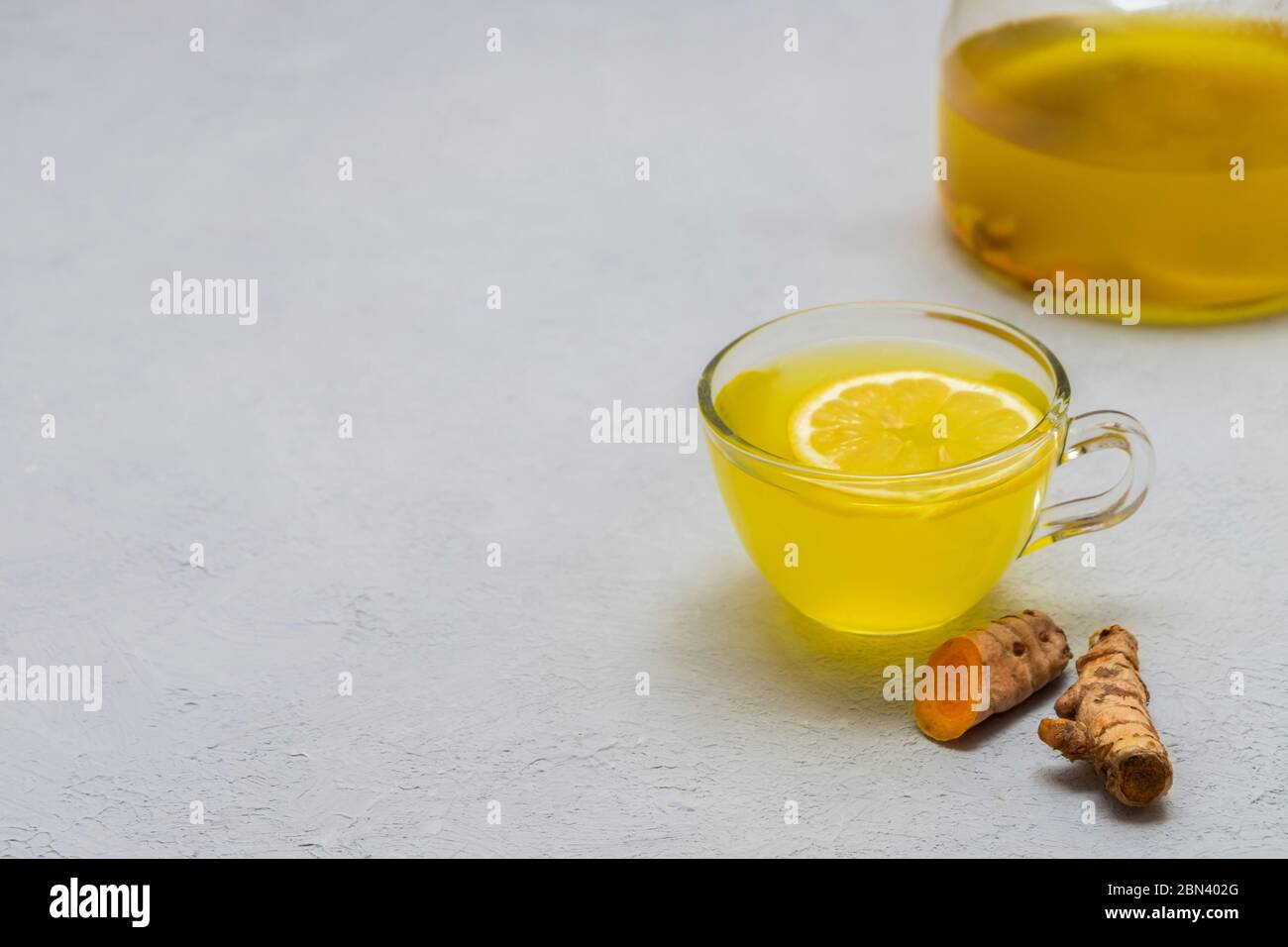 Facile delizioso tè antinfiammatorio allo zenzero curcuma su sfondo grigio con spazio per il testo Foto Stock