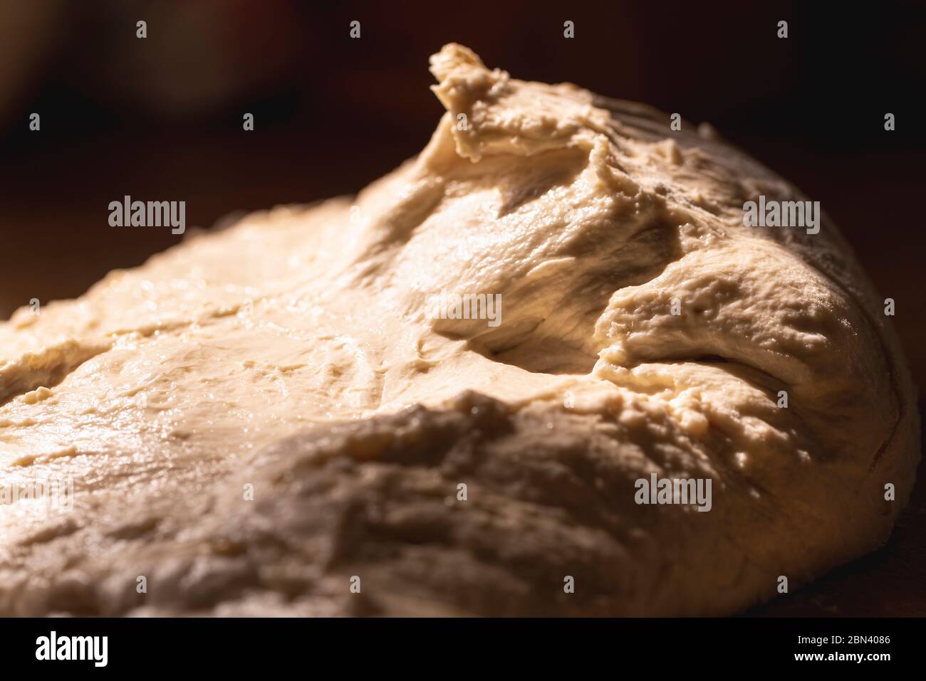Primo piano di pasta naturale. Pane sourstasta dopo l'impasto. Impasto senza lievito. Foto Stock