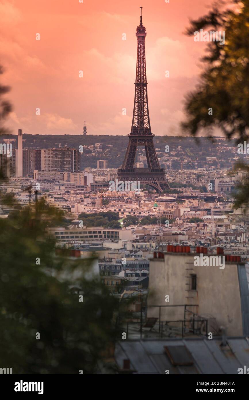 Torre Eiffel vista da un punto panoramico da Montmartre al tramonto Foto Stock